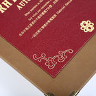 Η αποτύπωση σε ανάγλυφο του ξύλινου βιβλίου διαμόρφωσε την επιφάνεια τυλίγματος δέρματος κιβωτίων δώρων γύρω από το τρισδιάστατο λογότυπο μετάλλων σπονδυλικών στηλών
